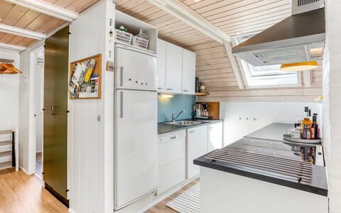 Frodde - 200M from the Sea: Küche, Flooring, Holz, Major Appliance, Interior Design, Fussboden, Decke, Countertop, Küchengerät, Holzboden