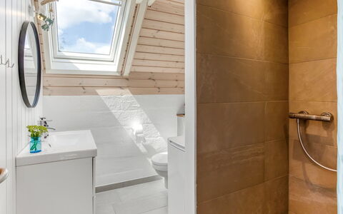 Frodde - 200M from the Sea: Flooring, Holz, Fussboden, Interior Design, Armatur, Decke, Badezimmer, Installation, Zimmer, Zapfhahn