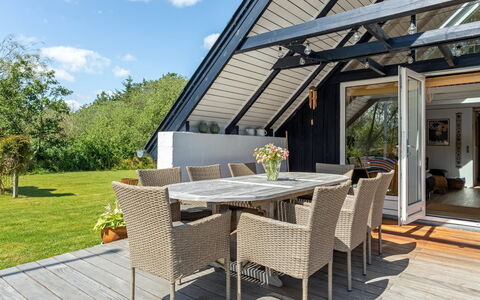Frodde - 200M from the Sea: Holz, Zuhause, Dach, Möbel, Veranda, Stuhl, Hütte, Tür, Deck, Küche & Esszimmer Tisch