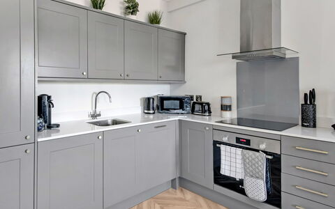 Market View Ripon: Küche, Flooring, Küchengerät, Cabinetry, Holz, Major Appliance, Möbel, Interior Design, Countertop, Fussboden