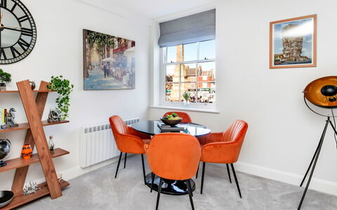 Market View Ripon: Möbel, Interior Design, Wand, Flooring, Holz, Fussboden, Zimmer, Wohnzimmer, Tabelle, Bilderrahmen