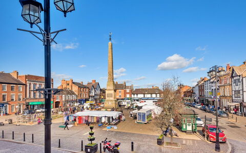 Market View Ripon: Himmel, Öffentlicher Raum, \Stadt, Wolke, Stadtplatz, Turm, Pole, Kumulus, Turm, Plaza