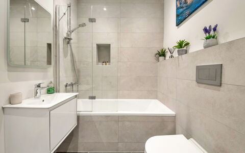 Market View Ripon: Badezimmer, Flooring, Armatur, Fussboden, Interior Design, Badewanne, Toilette, Sinken, Zapfhahn, Badezimmerschrank