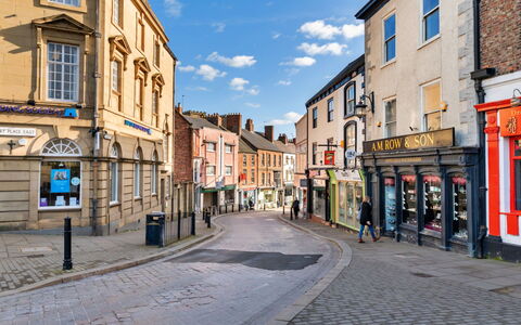 Market View Ripon: Gebäude, Fenster, Strassenbelag, Stadt, \Stadt, Stadtgebiet, Strasse, Fassade, Nachbarschaft, Öffentlicher Raum