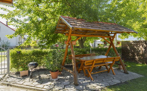 Pajtas 1: Möbel, Interior Design, Flooring, Fussboden, Holz, Tabelle, Zimmer, Decke, Beleuchtung, Wohnung