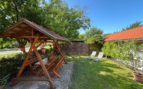 Pajtas 1: Möbel, Interior Design, Flooring, Fussboden, Holz, Tabelle, Zimmer, Decke, Beleuchtung, Wohnung