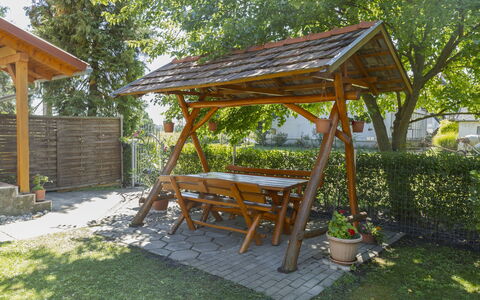 Pajtas 1: Möbel, Interior Design, Flooring, Fussboden, Holz, Tabelle, Zimmer, Decke, Beleuchtung, Wohnung