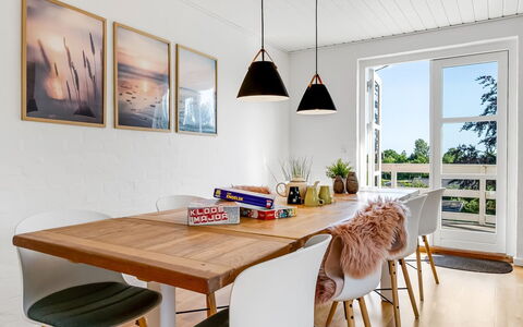 Albert - 300M from the Sea: Holz, Zuhause, Veranda, Deck, Hartholz, Dach, Holzbeize, Holzboden, Eco Hotel