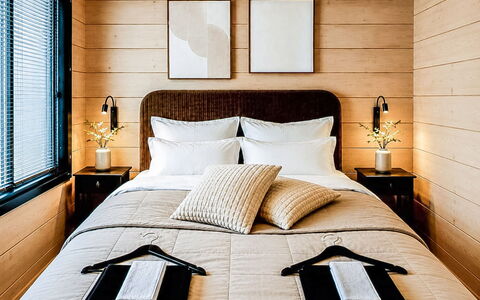 Villa Haave: Möbel, Bett, Schlafzimmer, Interior Design, Holz, Fussboden, Flooring, Bettdecke, Linens, Textil