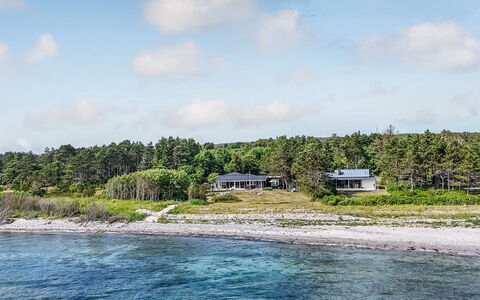 Donka - 25M from the Sea: Schwimmbad, Gartenmöbel, Möbel, Resort, Flagstone, Eco Hotel, Schatten, Stuhl, Freizeit, Estate