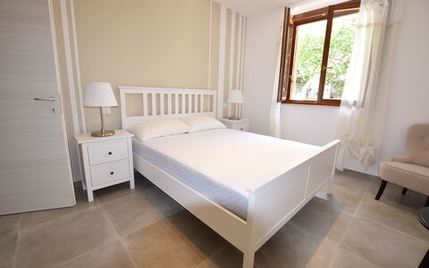 Casa In Collina: Bett, Möbel, Bedding, Schlafzimmer, Interior Design, Bettdecke, Fussboden, Flooring, Holz, Zimmer