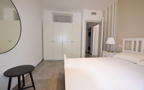 Casa In Collina: Möbel, Interior Design, Fussboden, Flooring, Bett, Schlafzimmer, Wand, Holz, Decke, Zimmer
