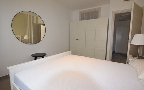 Casa In Collina: Möbel, Bett, Interior Design, Schlafzimmer, Fussboden, Flooring, Wand, Bedding, Holz, Bettdecke