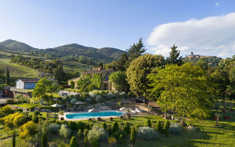 Villa Anna: Schwimmbad, Resort, Regenschirm, Eco Hotel, Gartenmöbel, Garten, Gebirge, Freizeit, Landscaping, Estate