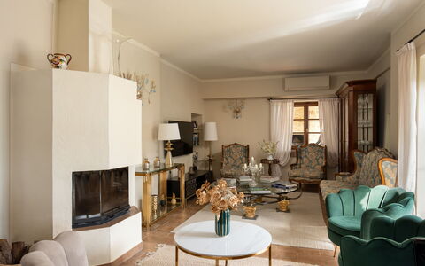 Villa Anna: Möbel, Interior Design, Wand, Flooring, Wohnzimmer, Holz, Couch, Fussboden, Zimmer, Beleuchtung