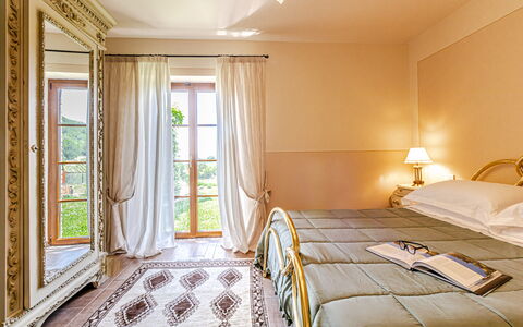 Villa Anna: Möbel, Interior Design, Bett, Holz, Fussboden, Schlafzimmer, Flooring, Zimmer, Decke, Textil