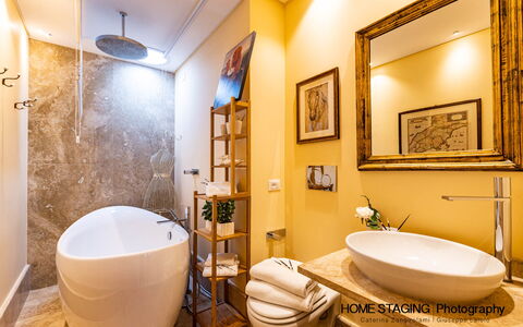 Villa Airone Tegoni, Pool, Radicondoli: Interior Design, Badezimmer, Armatur, Flooring, Wand, Fussboden, Badewanne, Decke, Zapfhahn, Installation