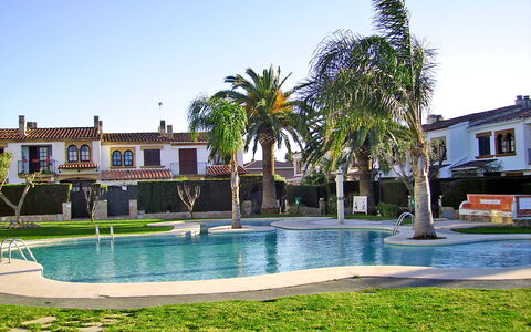 Villa Jardin: Wasser, Himmel, Pflanze, Eigentum, Schwimmbad, Azurblau, Baum, Arecales, Gebäude, Fenster
