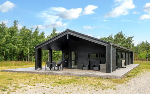 Sighvat - 300M from the Sea: Holz, Zuhause, Veranda, Deck, Hartholz, Dach, Holzbeize, Holzboden, Eco Hotel