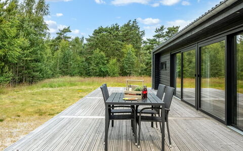 Sighvat - 300M from the Sea: Holz, Zuhause, Veranda, Deck, Hartholz, Dach, Holzbeize, Holzboden, Eco Hotel