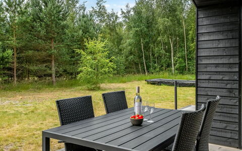 Sighvat - 300M from the Sea: Holz, Zuhause, Veranda, Deck, Hartholz, Dach, Holzbeize, Holzboden, Eco Hotel