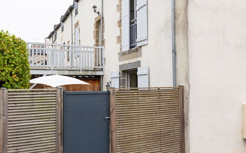La Tréherais: Wohnung, Balkon, Eigentumswohnung, Stuhl, Aluminium, Geländer, Hartholz, Daylighting, Penthouse, Deck