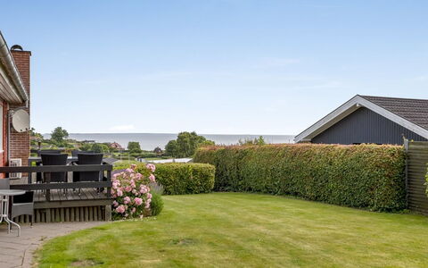 Teja - 100M from the Sea: Strauch, Grundstueck, Dach, Zuhause, Ground, Garten, Estate, Hütte, Rasen, Landscaping