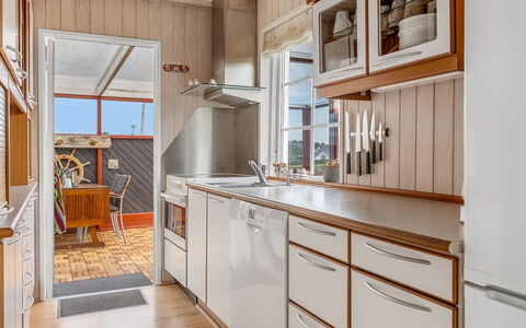 Teja - 100M from the Sea: Holz, Flooring, Küche, Interior Design, Fussboden, Major Appliance, Countertop, Holzbeize, Holzboden, Cabinetry