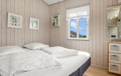Teja - 100M from the Sea: Holz, Schlafzimmer, Bett, Fussboden, Interior Design, Zuhause, Bedding, Bettdecke, Flooring, Bettrahmen