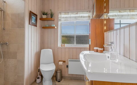Teja - 100M from the Sea: Armatur, Flooring, Interior Design, Holz, Fussboden, Decke, Badezimmer, Sinken, Bad Sink, Zapfhahn