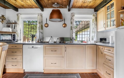 Hoat - 1.7Km from the Sea: Küche, Countertop, Cabinetry, Küchengerät, Möbel, Interior Design, Holz, Major Appliance, Flooring, Schublade