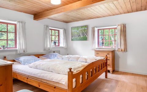 Hoat - 1.7Km from the Sea: Schlafzimmer, Bett, Holz, Interior Design, Möbel, Bettdecke, Bedding, Fussboden, Bettrahmen, Haus