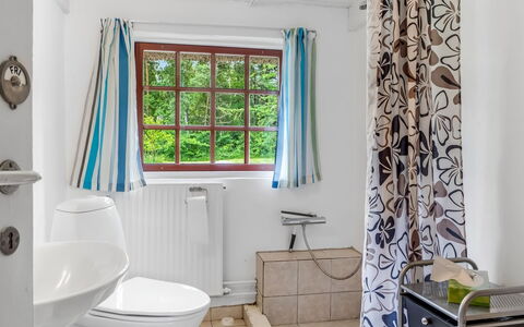 Hoat - 1.7Km from the Sea: Armatur, Interior Design, Badezimmer, Flooring, Installation, Vorhang, Fussboden, Badewanne, Zapfhahn, Bad Sink