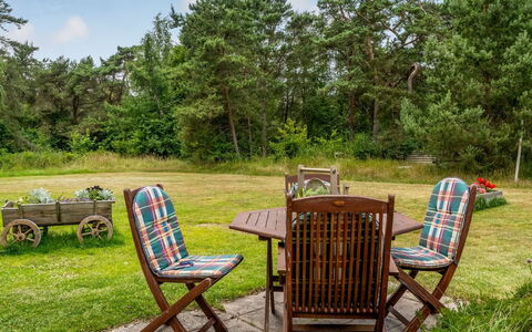 Hoat - 1.7Km from the Sea: Möbel, Gartenmöbel, Holz, Stuhl, Tisch Im Freien, Garten, Klappstuhl, Rasen, Hinterhof, Terrasse