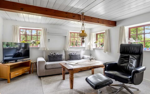 Hoat - 1.7Km from the Sea: Möbel, Interior Design, Couch, Flooring, Holz, Decke, Fussboden, Wohnzimmer, Zimmer, Beleuchtung