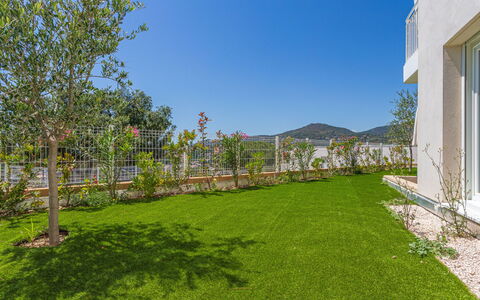 Le Lavandou 450: Garten, Ground, Landscaping, Rasen, Schatten, Garten, Eco Hotel, Hinterhof, Villa