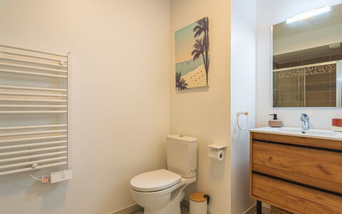 Le Lavandou 450: Toilleten Sitz, Flooring, Interior Design, Armatur, Toilette, Fussboden, Bad Sink, Badezimmer, Sinken, Decke