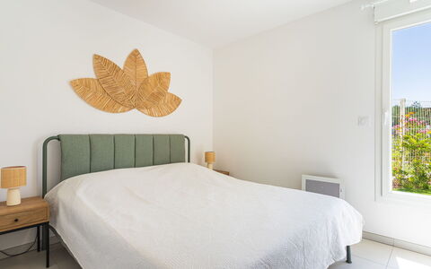 Le Lavandou 450: Bett, Möbel, Bedding, Schlafzimmer, Interior Design, Bettdecke, Holz, Linens, Flooring, Fussboden