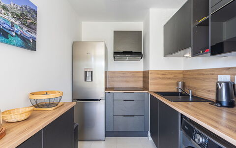 Le Lavandou 450: Countertop, Küche, Interior Design, Major Appliance, Cabinetry, Möbel, Küchengerät, Flooring, Holz, Haushaltsgerät