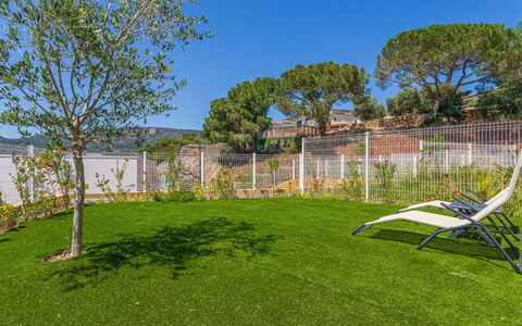 Le Lavandou 450: Gras, Grün, Garten, Grundstueck, Rasen, Ground, Landscaping, Hinterhof, Schatten, Garten