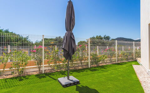 Le Lavandou 450: Gras, Garten, Schatten, Rasen, Kunstrasen, Landscaping, Garten, Hinterhof, Zaun, Home Fechten