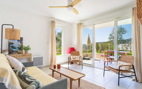 Le Lavandou 450: Möbel, Flooring, Stuhl, Interior Design, Tabelle, Fussboden, Küche & Esszimmer Tisch, Decke, Wohnung, Wohnzimmer