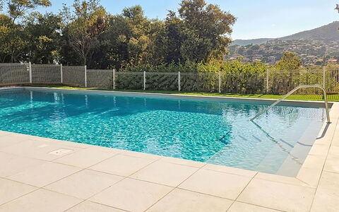 Le Lavandou 450: Schwimmbad, Blau, Wasser, Verbundwerkstoff, Schatten, Resort, Fliese, Water Feature, Landscaping, Garten