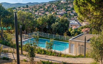Le Lavandou 450: Schwimmbad, Wohngebiet, Verbundwerkstoff, Resort, Schatten, Estate, Eco Hotel, Garten, Landscaping, Hazienda