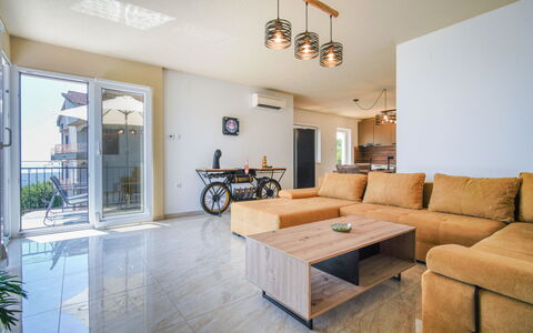 Opatija Pobri 137: Wohnung, Stadt, Nachbarschaft, Eigentumswohnung, Wohngebiet, Metropolitan Area, Urban Design, Menschliche Siedlung, Balkon, Mischnutzung