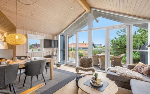 Effie - 500M from the Sea: Holz, Zuhause, Hütte, Tür, Abstellgleis, Estate, Hartholz, Holzbeize, Planke, Veranda