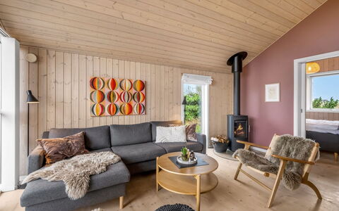 Effie - 500M from the Sea: Flooring, Möbel, Interior Design, Holz, Fussboden, Holzboden, Decke, Wohnzimmer, Zuhause, Zimmer