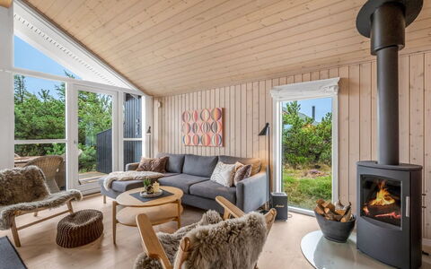 Effie - 500M from the Sea: Holz, Flooring, Fussboden, Interior Design, Decke, Möbel, Zuhause, Wohnzimmer, Holzboden, Hartholz