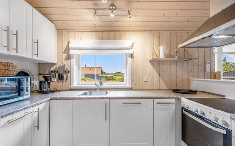 Effie - 500M from the Sea: Holz, Flooring, Fussboden, Küche, Interior Design, Decke, Countertop, Zuhause, Cabinetry, Küchengerät
