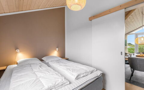 Effie - 500M from the Sea: Holz, Decke, Interior Design, Bett, Schlafzimmer, Bettrahmen, Bedding, Bettdecke, Zimmer, Linens